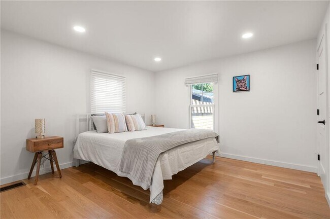 Building Photo - 14 Robinson St