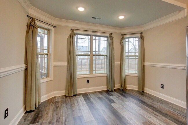 Building Photo - Sharp 3bed 2 ba.  upgrades throughout.