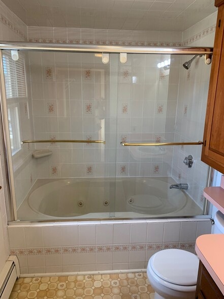 Master bath - 72 N Broadway