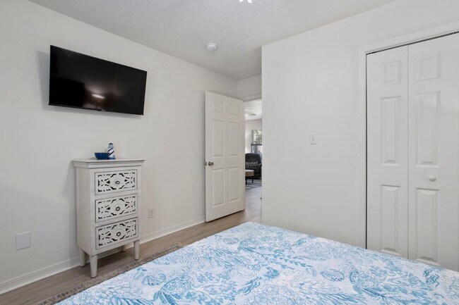 Building Photo - Furnished Duplex