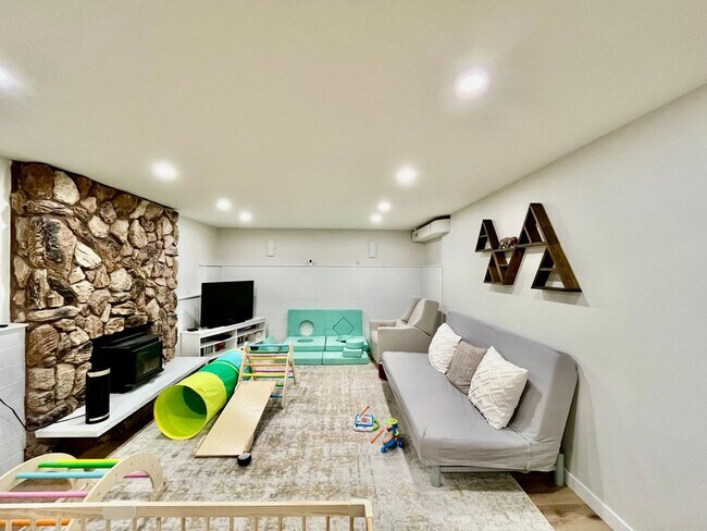 Building Photo - Spacious 5 Bed 3 Bath Home with In-Law Suite and huge yard in Olympic Hills