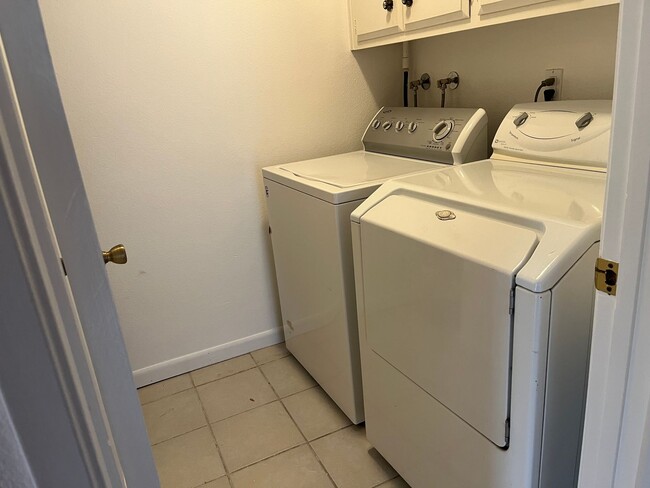 Building Photo - 2 Bedroom, Single Story Condo With A/C!