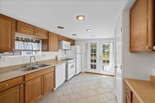 Building Photo - **Charming 2-Bedroom House with Modern Amenities in Beechview**