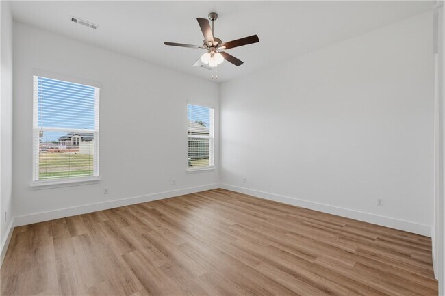 Building Photo - 5109 Vista Ave
