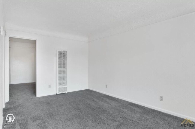 Building Photo - 1 Bedroom Bungalow w/Garage!
