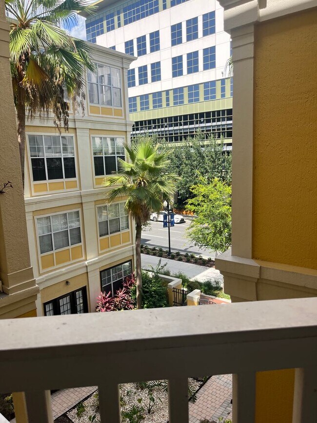 Building Photo - $600 Deposit* Updated Downtown 2/2 Condo w...