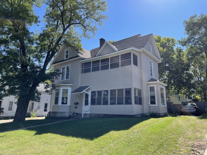 Primary Photo - 1023 E Grand Ave