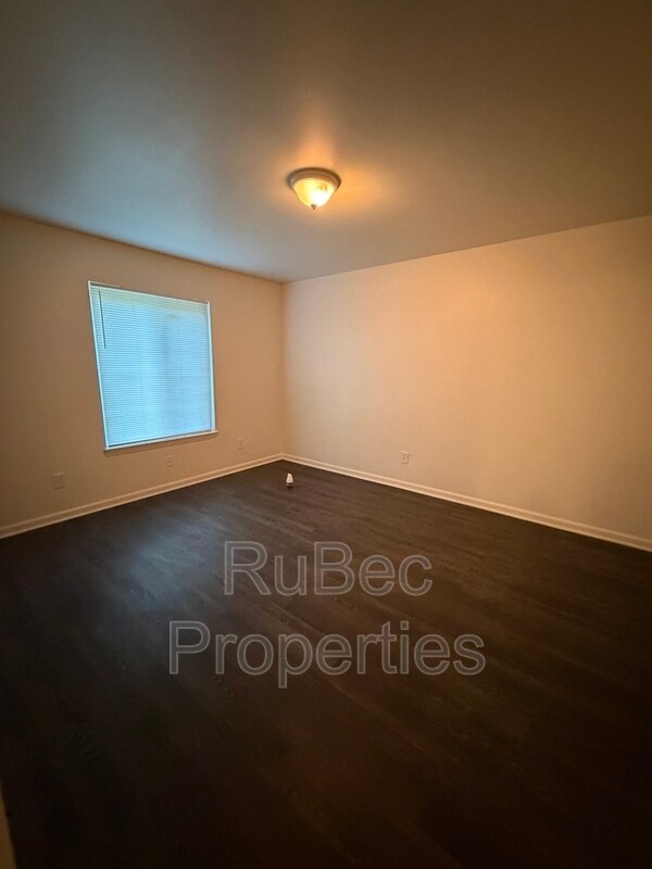Building Photo - 702 Farmhurst Dr