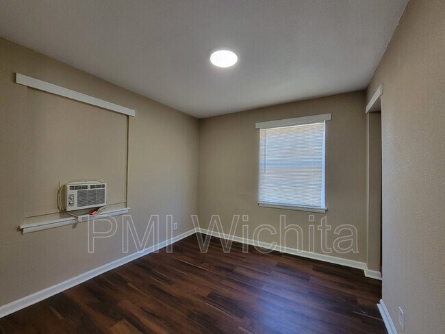 Building Photo - 2557 N Park Pl