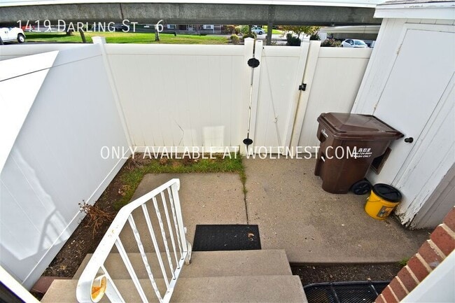 Building Photo - Stunning 3 Bed Ogden Townhome! No Deposit ...