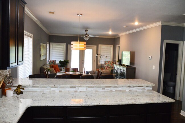 Building Photo - Lakefront Condo for Rent in Hot Springs