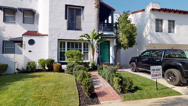 Building Photo - 1021 S Hayworth Ave