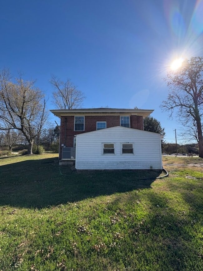 Building Photo - 420 W Old Andrew Johnson Hwy