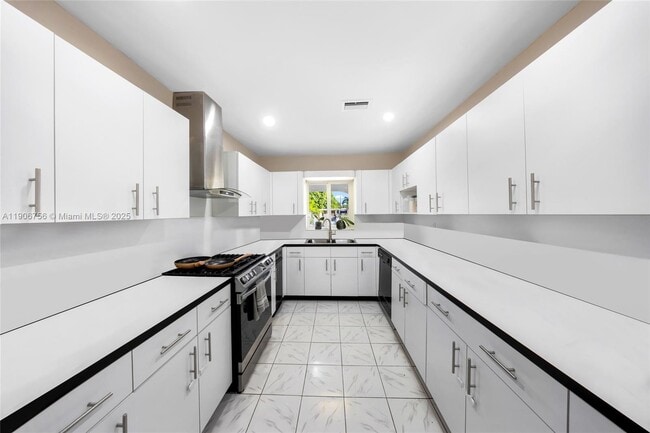 Building Photo - 490 W 33rd Pl