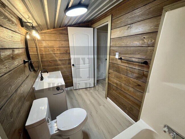 Building Photo - Beautifully updated 3-bedroom, 2-bathroom