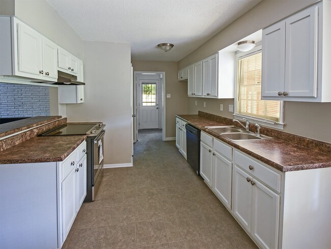 Building Photo - Charming home in north Memphis