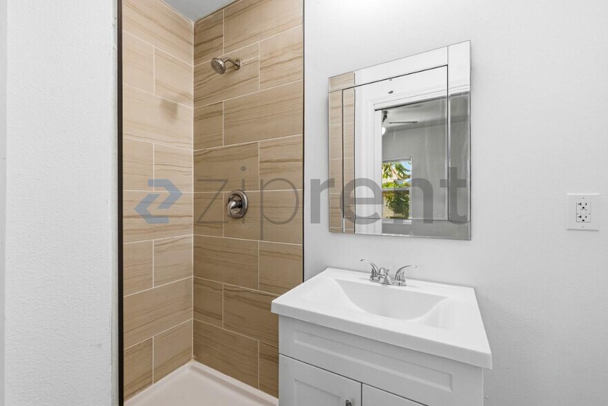 Building Photo - Unit