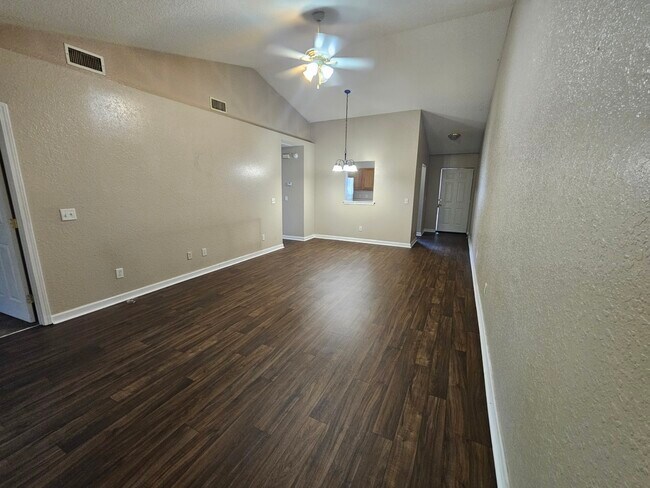 Building Photo - 107 Lively Oaks Dr