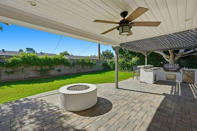 Building Photo - Modern 4 Bedroom, 3 Bathroom Home