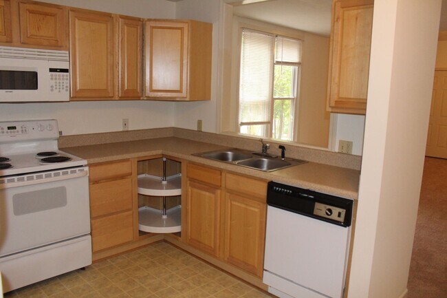 Building Photo - Bright Duplex Minutes Away from Clemson's Campus!