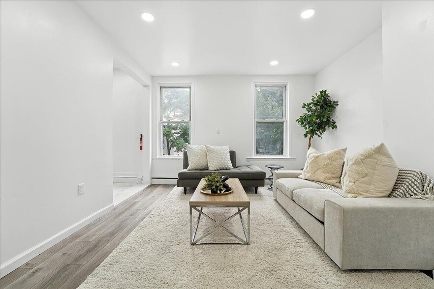 Primary Photo - 283 Griffith St
