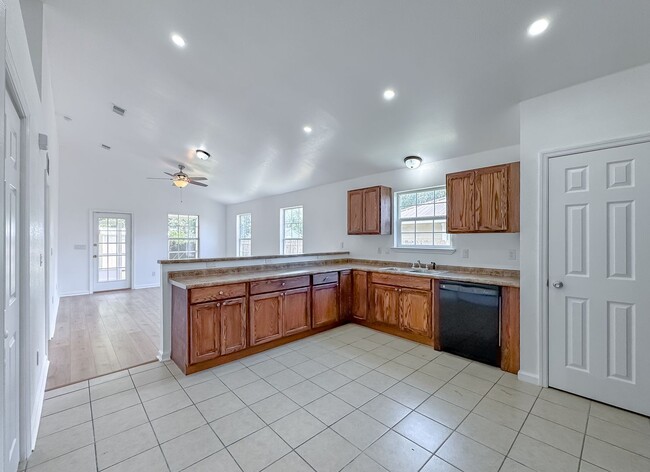 Building Photo - Renovated 3/2 House w/ New Paint/Flooring,...