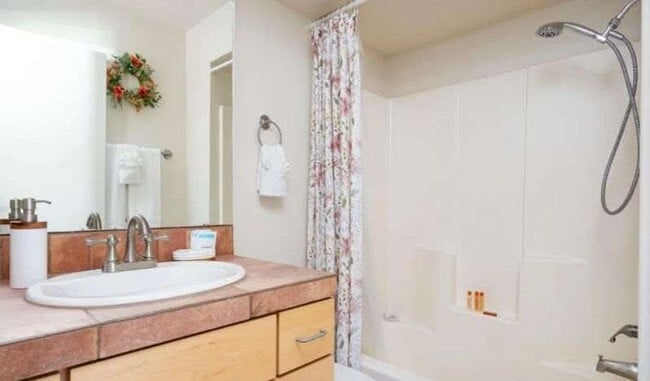 Building Photo - Beautiful Furnished Condo all utilites inc...