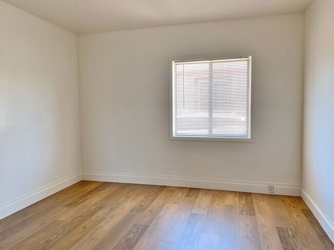 Building Photo - 3 Bedroom in Hollister