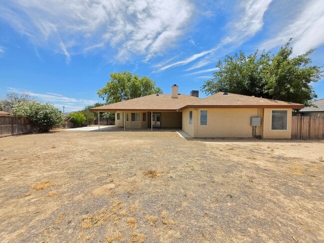 Building Photo - Spacious 4 Bedrooms & 3 Full bathroom Home with Over 2,200 Sq Ft on a Corner Lot!