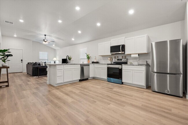 Building Photo - 2505 Kenwood Ave