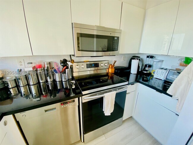 Building Photo - 5900 Collins Ave