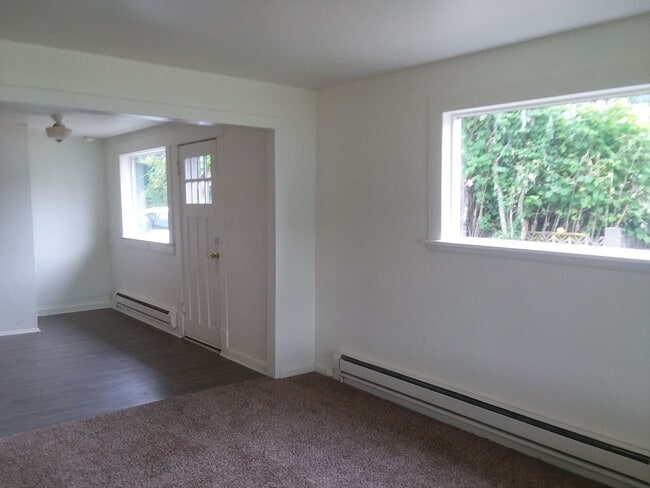 Building Photo - Spacious 3-Bedroom Home for Rent in Silver...