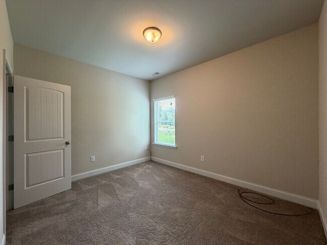 Building Photo - Spacious 4/2.5 House in Rydal- $2,995