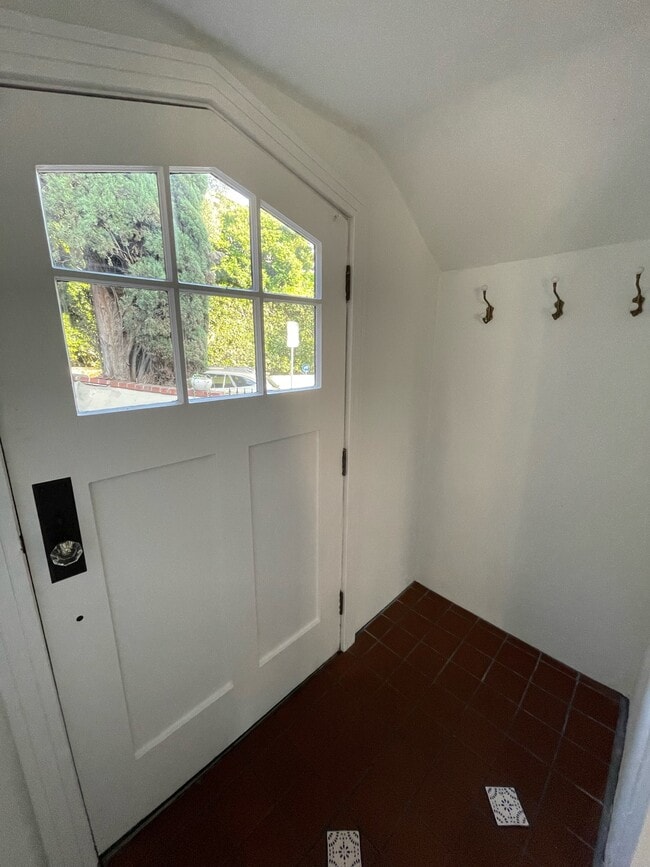 Building Photo - 2076 Paramount Dr