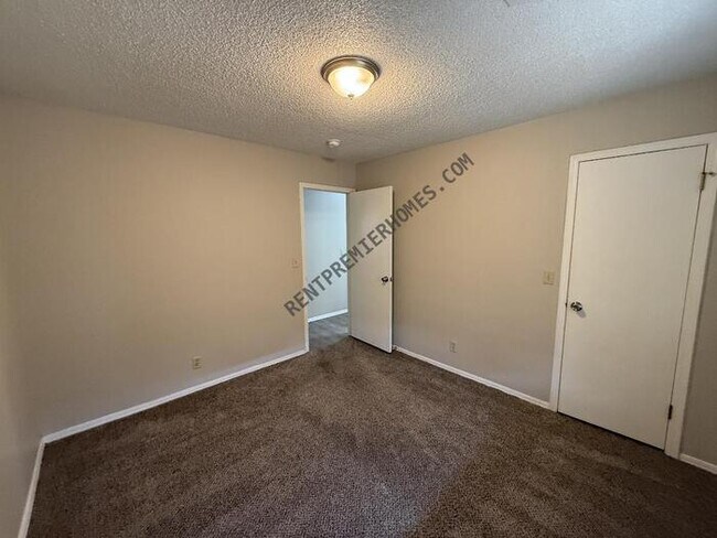 Building Photo - 1237 N Ironwood Pl