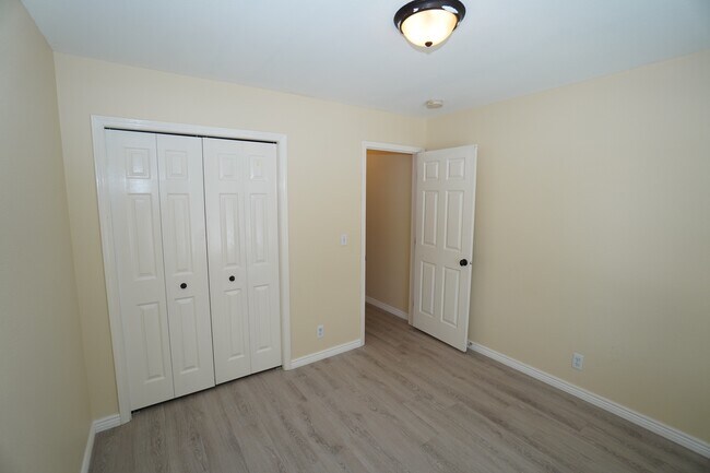 Building Photo - 5903 S Snowdrop Pl