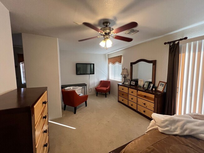 Building Photo - 3 BEDROOM IN WILDFLOWER!