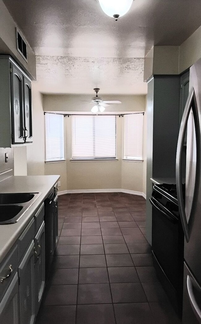 Building Photo - Heritage Hills Four Bedroom