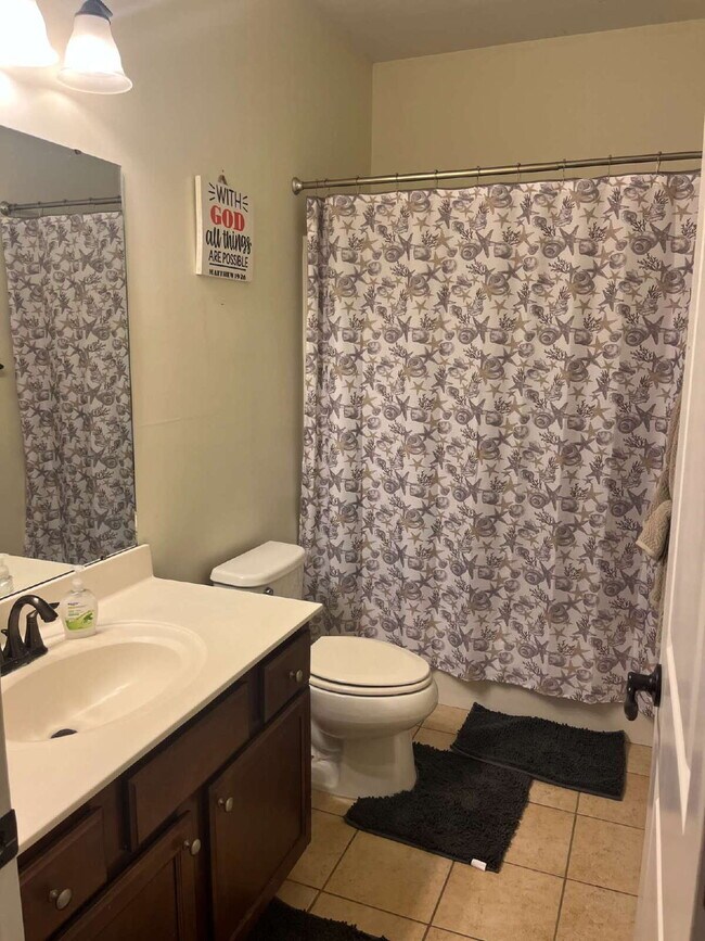 Building Photo - "Spacious 4-Bedroom Retreat with 2.5 Baths...