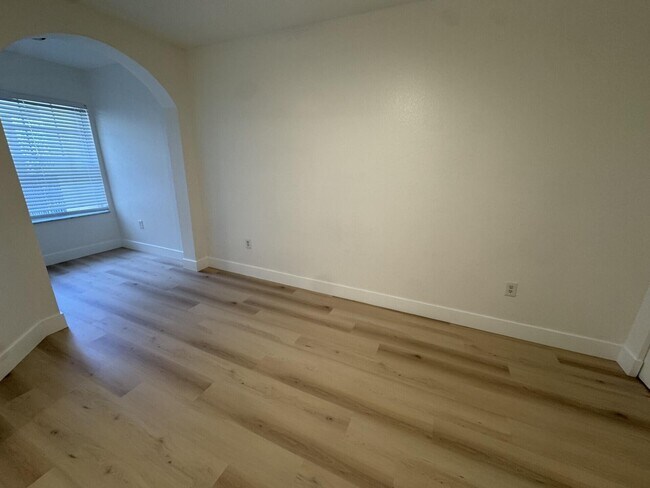 Building Photo - 110 SW Peacock Blvd