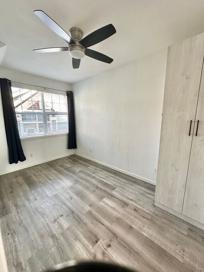 Building Photo - Modern 3 bedroom, 2.5 bathroom Townhome in Mapleleaf!
