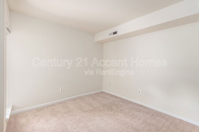 Building Photo - 5805 Royal Ridge Dr