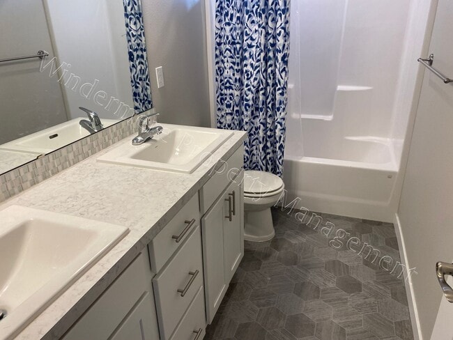 Building Photo - 3-Level Home with Garage and Primary Suite