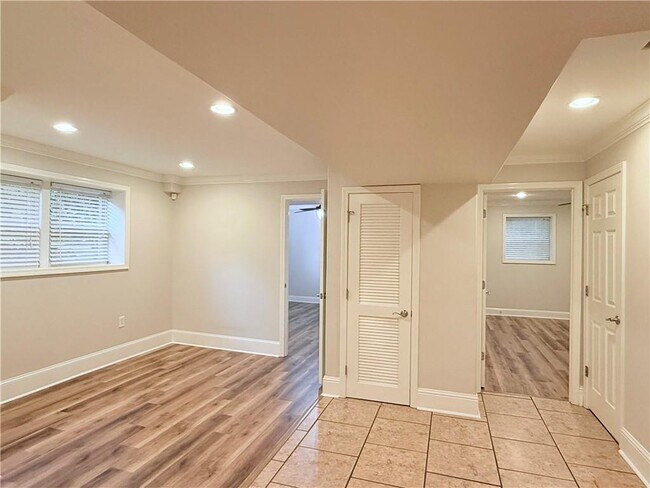 Building Photo - 740 Brookline Dr SE