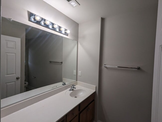Building Photo - Townhome Close to I-485 and Shopping/Restaraunts