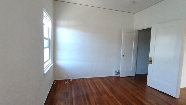 Building Photo - 317 N Gardner St