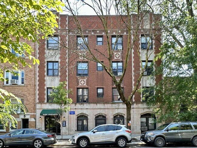 Building Photo - 638 W Barry Ave