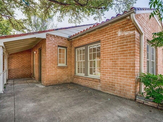 Building Photo - "Charming 3-Bedroom Home on University Blvd – Spacious 2402 Sq Ft with 2 Full Baths in Prime Univ...