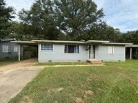 Building Photo - 3030 Oak Forest Dr