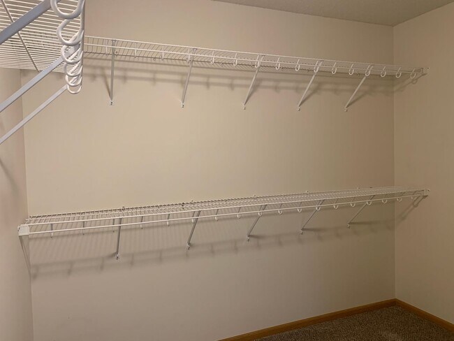 Building Photo - Spacious 4 Bedroom Townhome in Great Neigh...